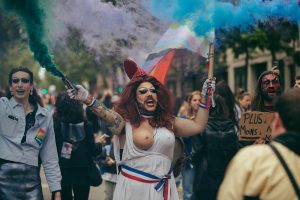 Des queers se sont réunis en cortège lors de la manifestation contre l'extrême droite qui s'est tenue à Paris le 15 juin.