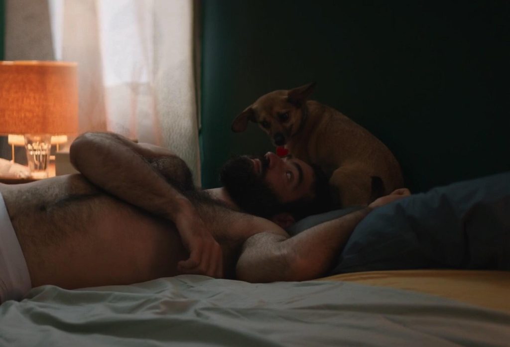 Demos torse nu dans son lit avec Carmen, une chienne