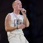 Jimmy Somerville se produit sur scène lors d'une émission de musique en direct de la radio NRJ sur la place de la Nation à Paris le 21 septembre 1991.