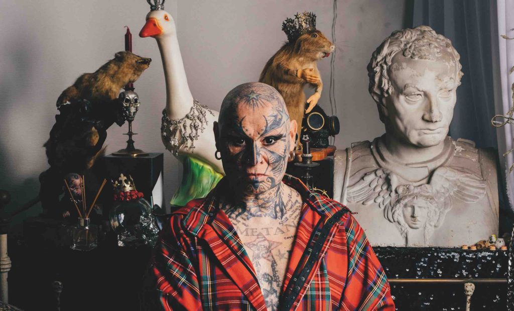 L'artiste Jean-Luc Verna, chez lui, à Paris.