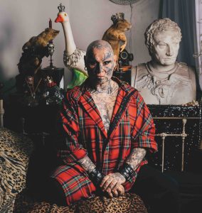 L'artiste Jean-Luc Verna, chez lui, à Paris.