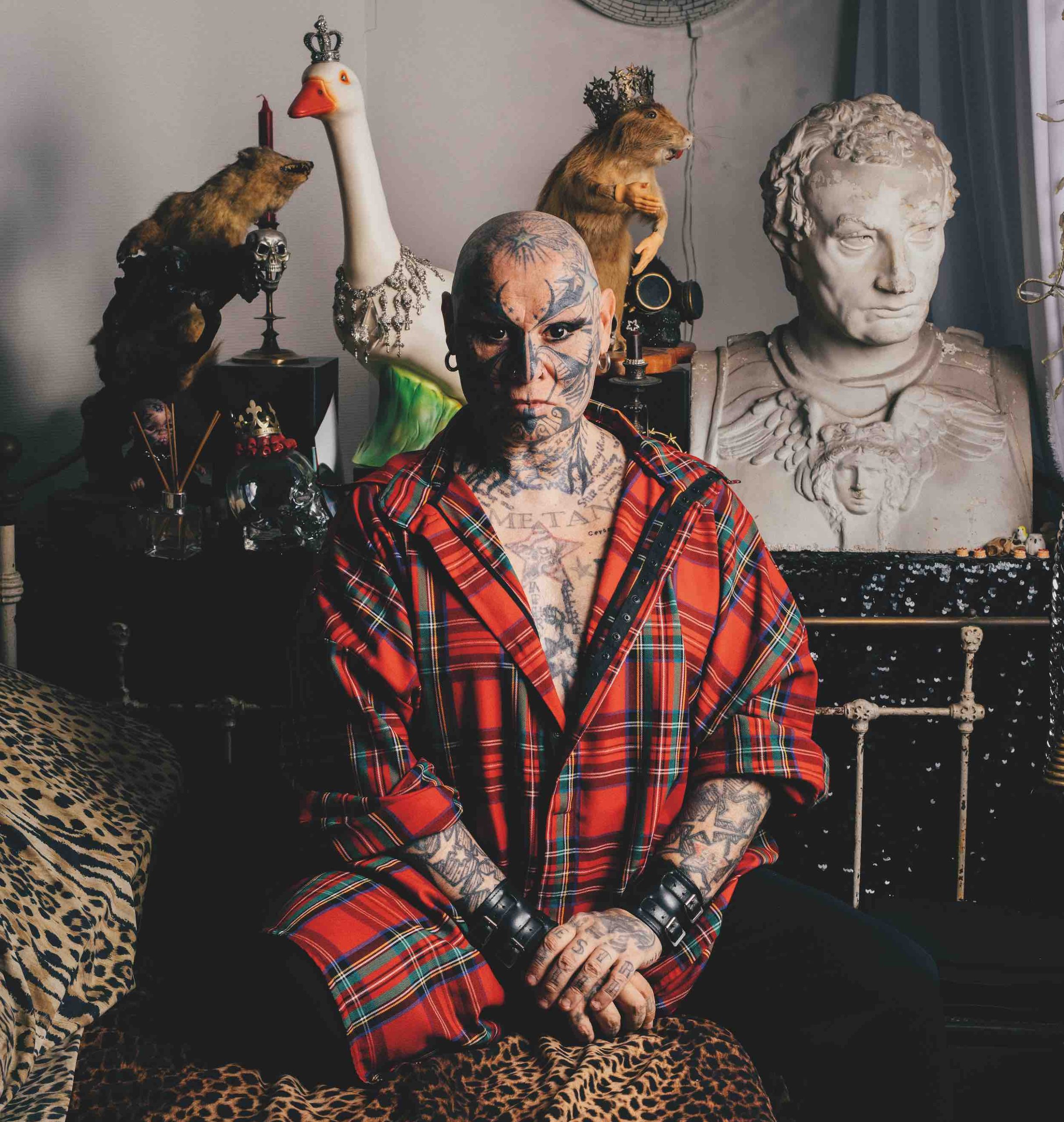 L'artiste Jean-Luc Verna, chez lui, à Paris.
