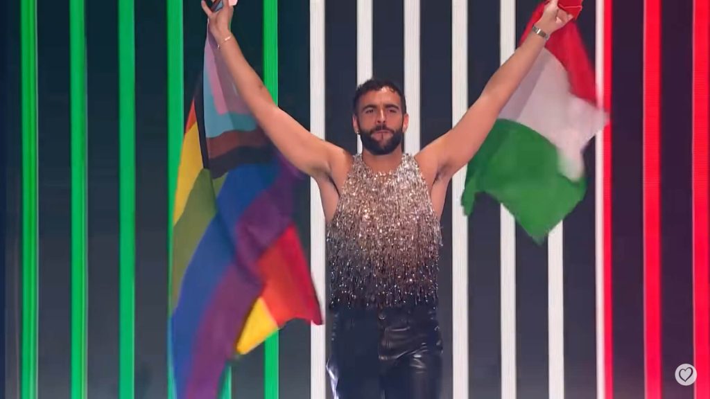Marco Mengoni, représentant de l’Italie, lors de la parade des drapeaux de l’Eurovision 2023.
