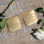 À Strasbourg, des pavés de la mémoire pour un couple gay victime du nazisme.