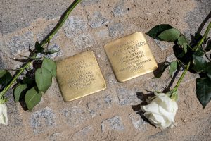 À Strasbourg, des pavés de la mémoire pour un couple gay victime du nazisme.