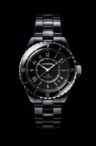 L'iconique montre J12 de Chanel.