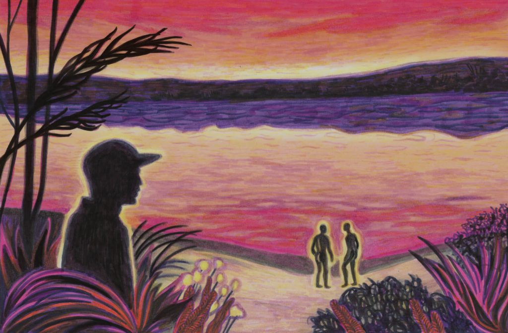 Un homme à casquette dans les buissons observe deux hommes nus au bord d'un lac