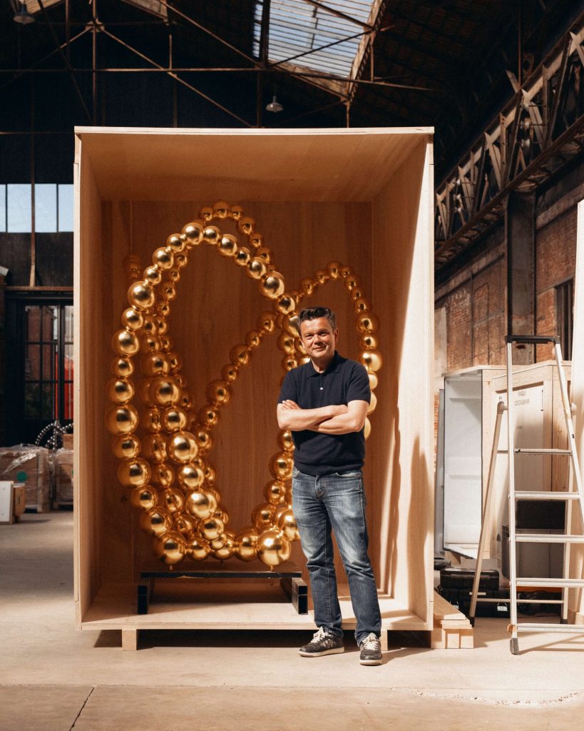 Jean-Michel Othoniel dans son atelier.