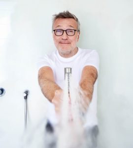 Dans la salle des bains de Laurent Ruquier.