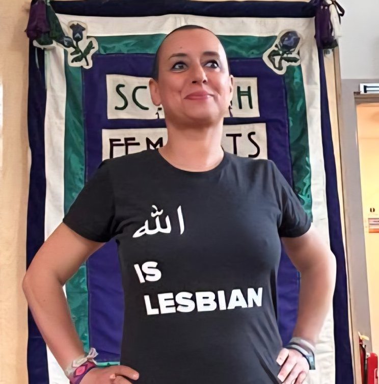 La militante féministe Ibtissame Lachgar avec son un t-shirt proclamant "Allah is lesbian".
