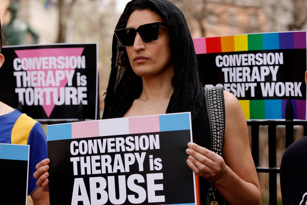 Les "thérapies" de conversion prétendent guérir l'homosexualité ou modifier l'identité de genre.