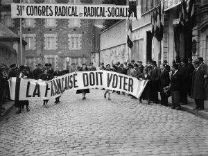 Manifestation de suffragettes françaises pour réclamer le droit de vote pour les femmes, lors du 31è congrès radical socialiste qui s'est tenu à Nantes le 27 octobre 1934.