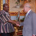 Le roi Charles III d'Angleterre salue le président ghanéen John Dramani Mahama, 3 juin 2026.