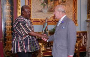 Le roi Charles III d'Angleterre salue le président ghanéen John Dramani Mahama, 3 juin 2026.